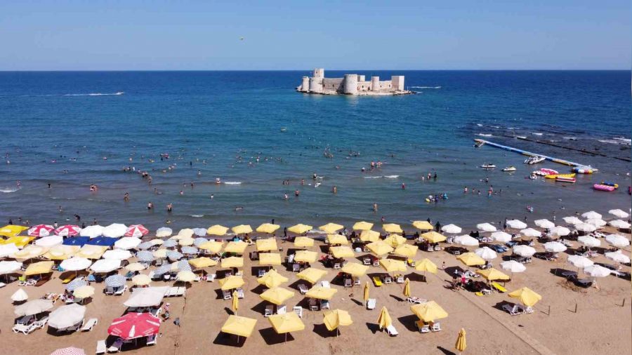 Akdeniz'in g�zbebe�i K�zkalesi'nde s�caklar, tatilci say�s�n� d���rd�