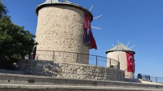 Alaçatı’nın yel değirmenleri yerli ve yabancı turistlerin ilgi odağı