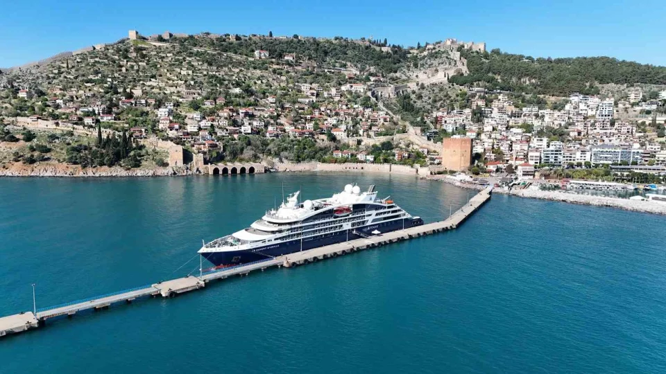 Alanya'ya Frans�z bayrakl� kruvaziyer demir att�