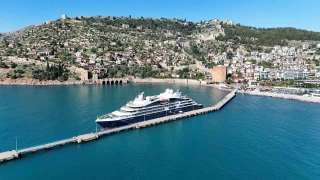 Alanya'ya Frans�z bayrakl� kruvaziyer demir att�