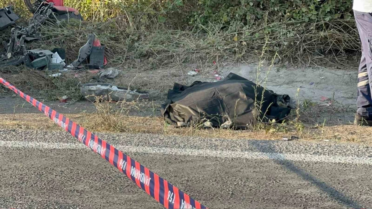 Alaplı'da motosiklet sürücüsü kamyonun altında kaldı: 1 ölü