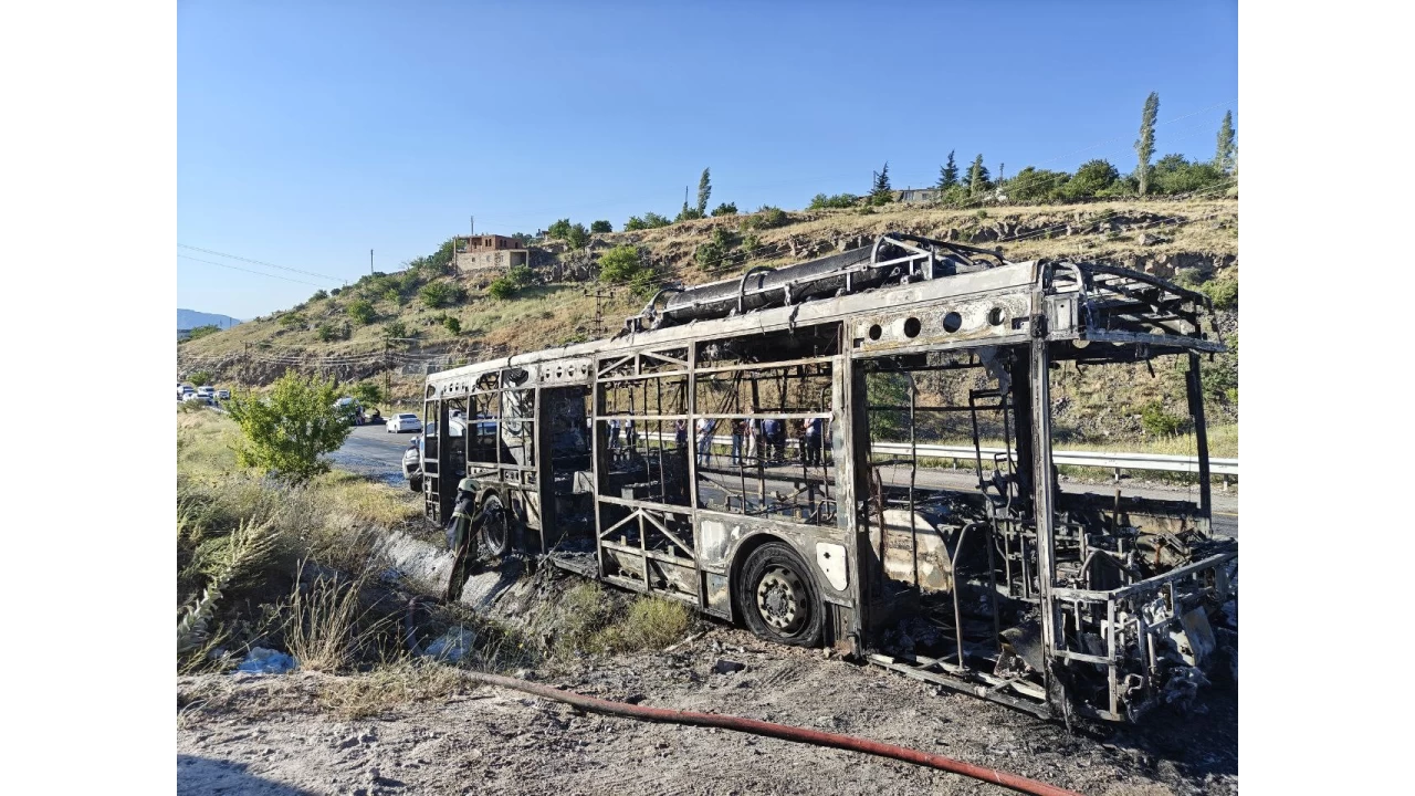 Alev alan halk otobüsü küle döndü