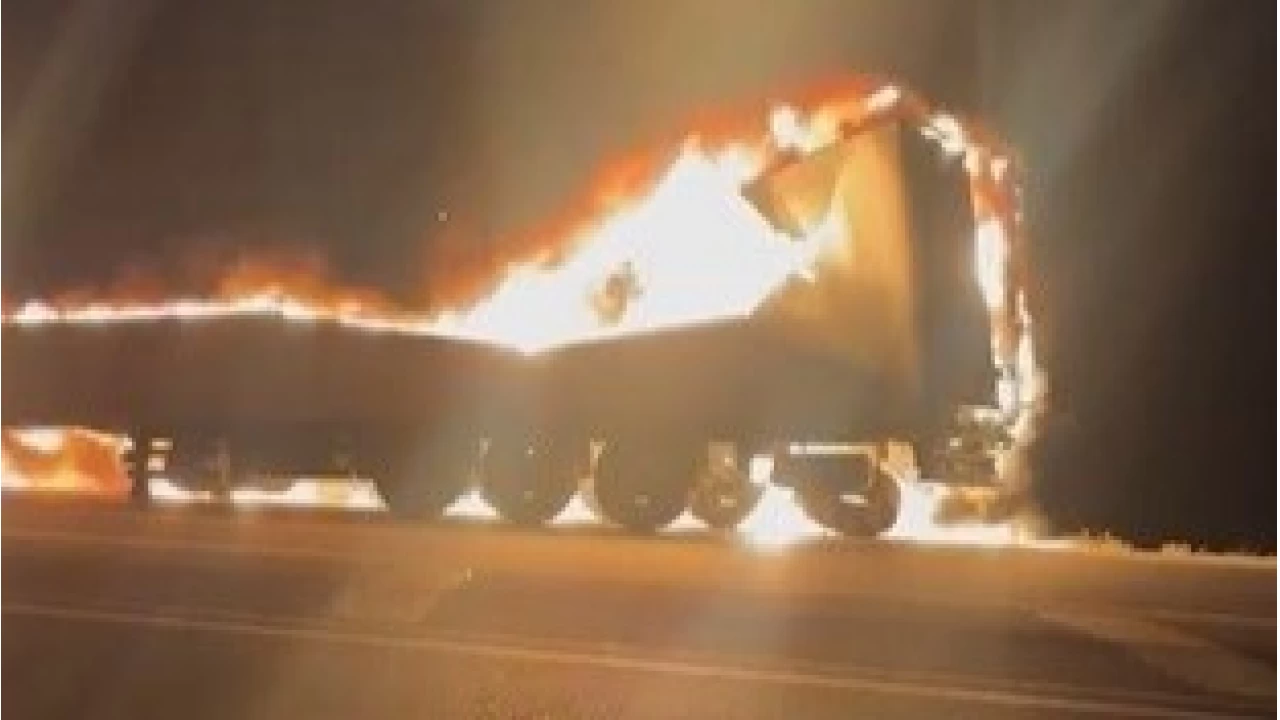 Alevlere teslim olan t�r yanarak kullan�lamaz hale geldi