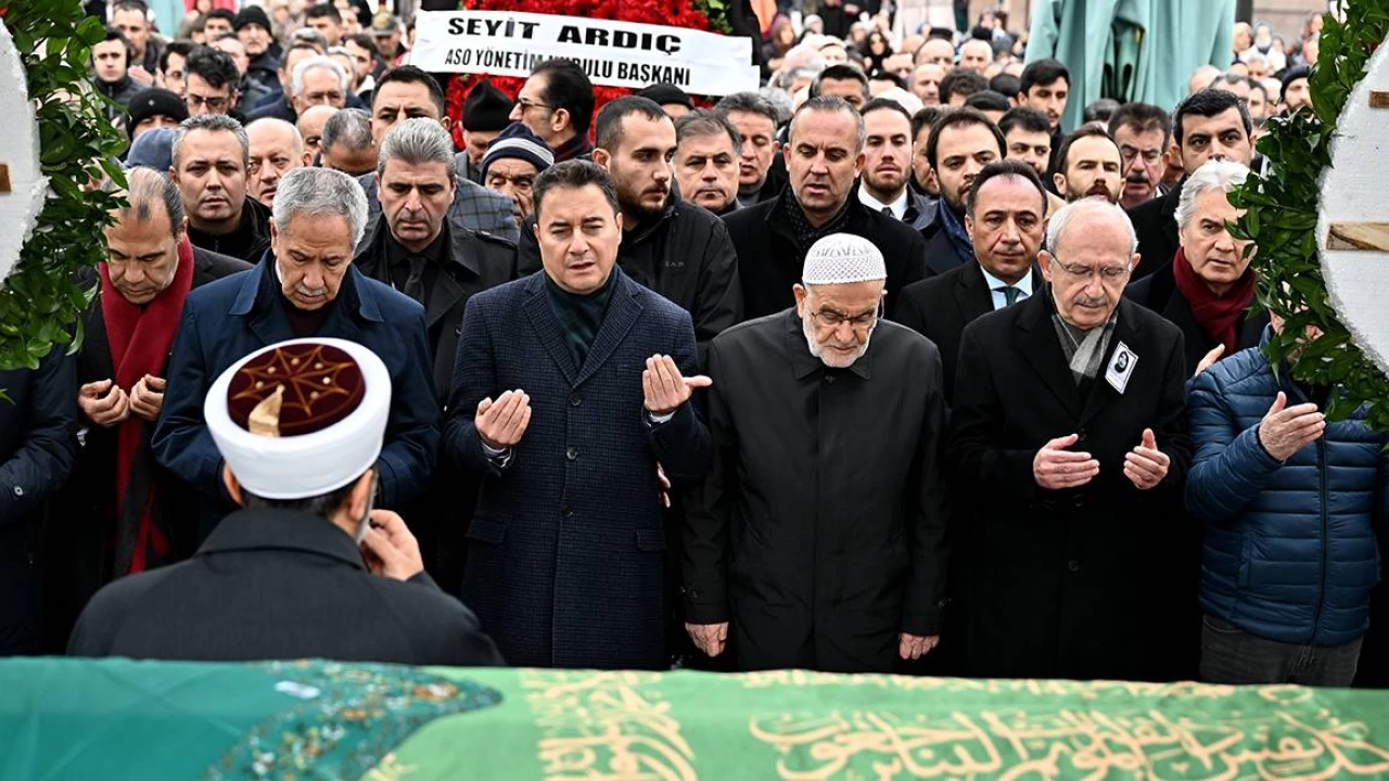 Ali Babacan'�n annesi son yolculu�una u�urland�