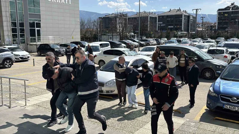 Alkoll� mekan� kur�unlayan 4 ��pheliden 2'si tutukland�