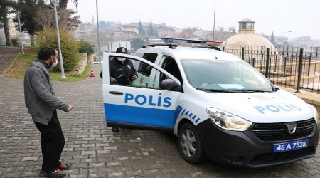 Alkollü vatandaşın bayrak nöbeti kısa sürdü