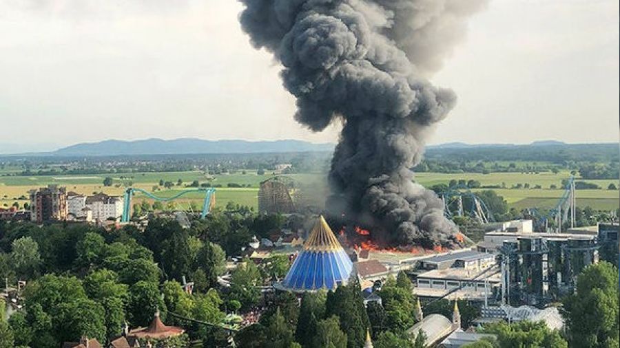 Almanya'nın en büyük tema parkında yangın: 25 bin kişi tahliye edildi