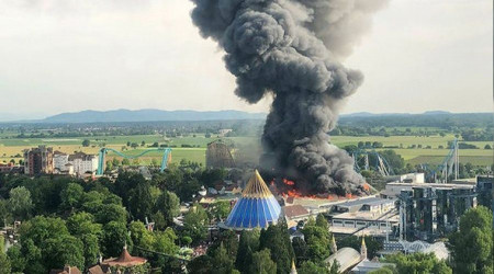 Almanya'nın en büyük tema parkında yangın: 25 bin kişi tahliye edildi