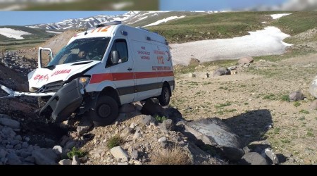 Ambulans takla attı: 2 yaralı