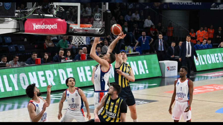 Anadolu Efes Fenerbahçe'yi devirdi
