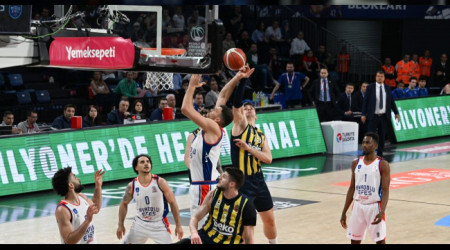 Anadolu Efes Fenerbahçe'yi devirdi