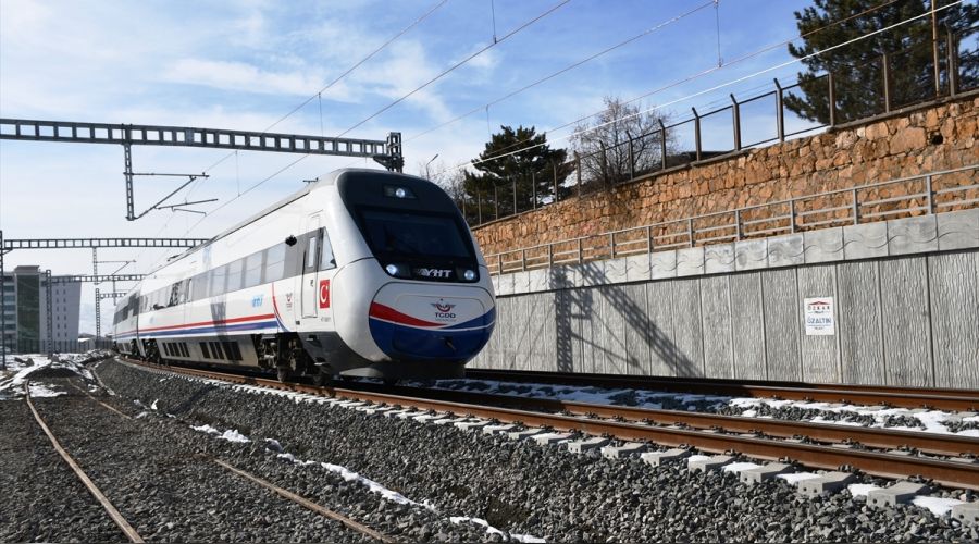 Ankara-Sivas YHT Sivas'a geldi