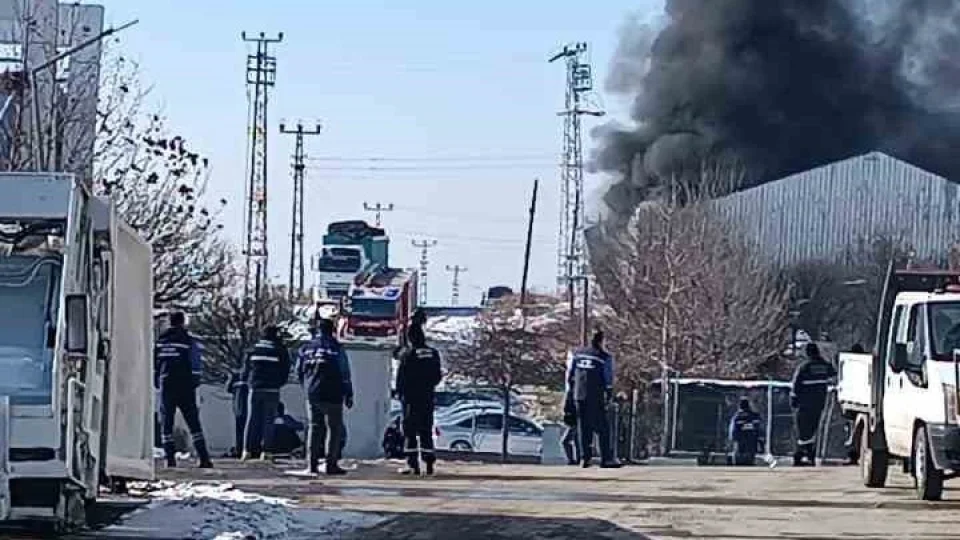 Ankara'da geri d�n���m fabrikas�nda yang�n