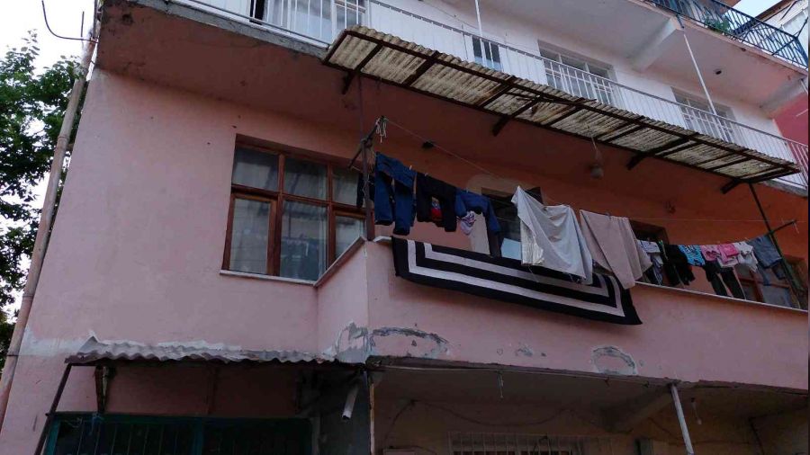 Annesinin �zerlerine kap�y� kilitledi�i �ocuk balkondan d��t�