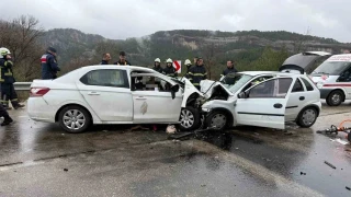 Antalya-Isparta yolunda iki otomobil kafa kafaya �arp��t�: 6 �l�, 6 yaral�