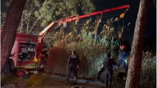 Antalya'da bataklığa saplanan kadın, vincin halatıyla kurtarıldı