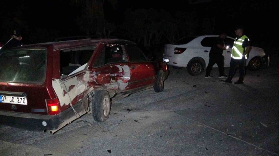 Antalya'da iki otomobil �arp��t�: 6 yaral�