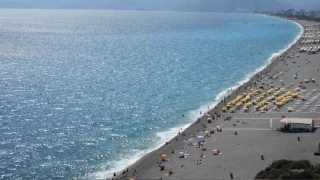 Antalya'da tatilciler dalgalarla keyifli dakikalar yaşadı