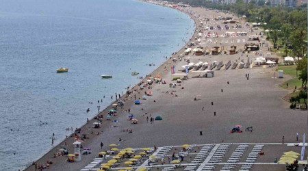 Antalya'da termometreler 36 dereceyi gsterdi, tatilciler sahillere akn etti