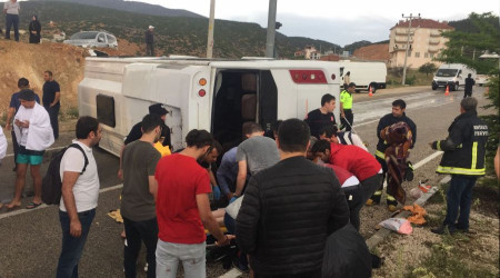 Antalya'da turist taþýyan midibüs devrildi: 22 yaralý