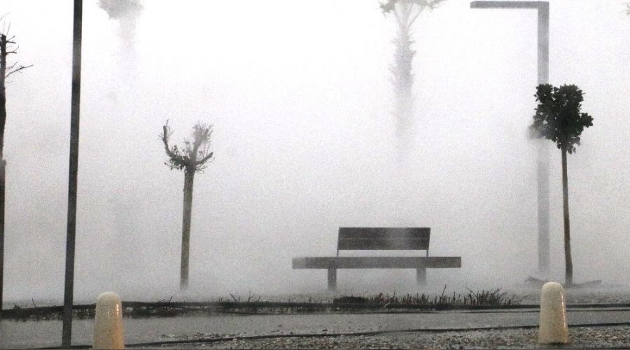 Antalya'yı 7 metrelik dev dalgalar vurdu