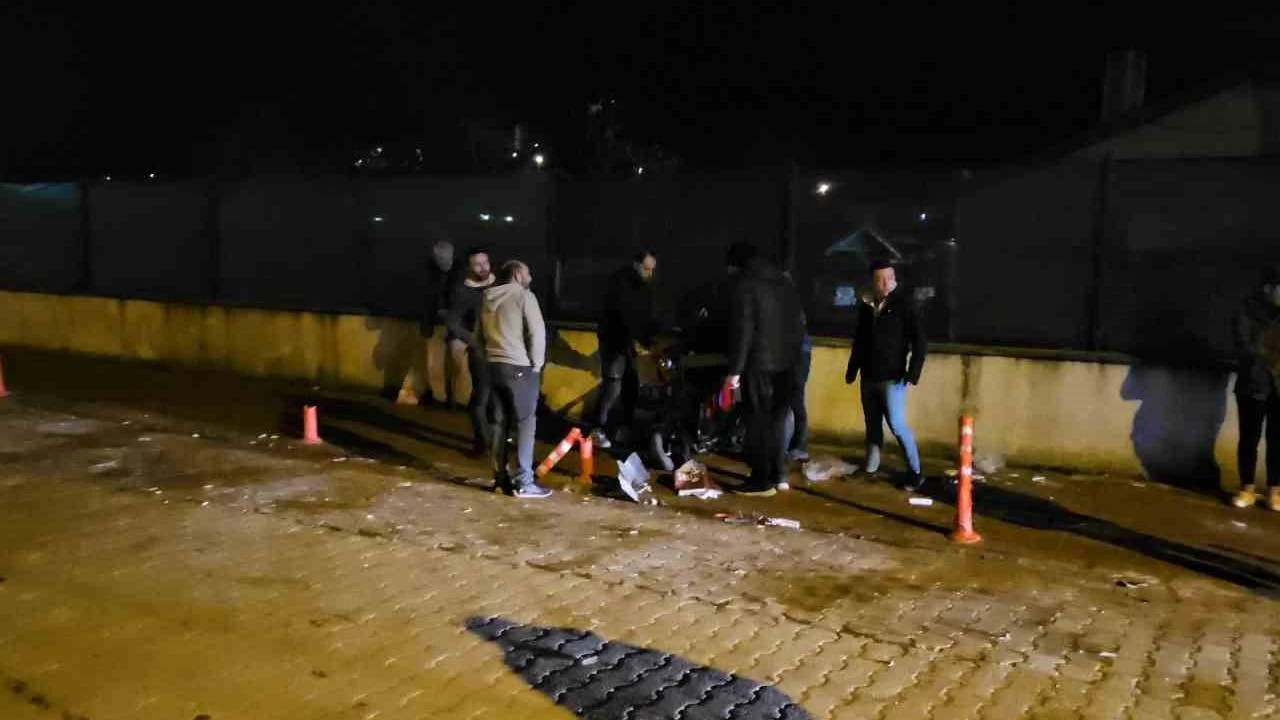 Arac�n �arpt��� mopeddeki anne ve k�z� yaraland�