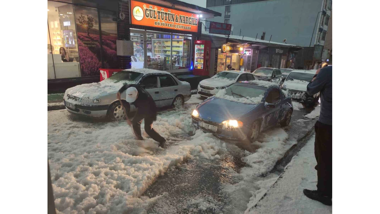 Ardahan'da dolu yağışı hayatı felç etti