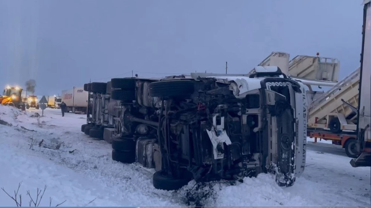 Ardahan'da kar esareti: Yollar kapand�, zincirleme kazalar meydana geldi