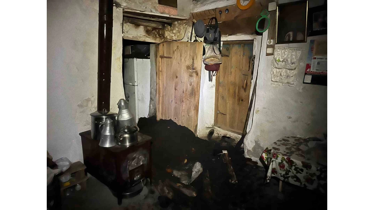 Ardahan'da toprak damlı ev çöktü: 1 yaralı