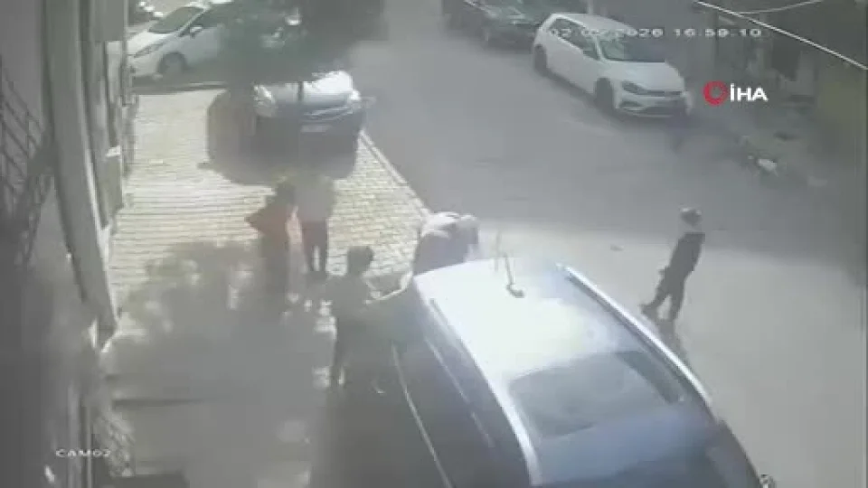 Arnavutk�y'de deh�et anlar�: �ocuklara sald�rd�...