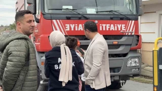 Arnavutky'de itfaiye ekipleri alevlerin arasndan 2 ocuu kurtard