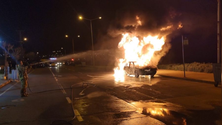 Arnavutköy'de otomobil alev alev yandı