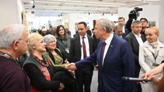 ArtAnkara'yı ziyaret eden Mansur Yavaş'a yoğun ilgi