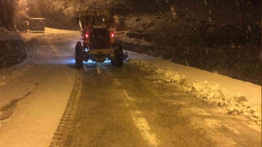 Artvin'de kar yağışı nedeniyle 78 köy yolu ulaşıma kapandı