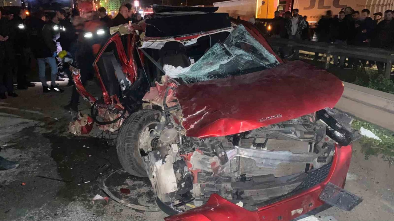 Artvin'de otomobil tıra çarptı: 1 ölü, 1 yaralı