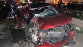 Artvin'de otomobil tıra çarptı: 1 ölü, 1 yaralı