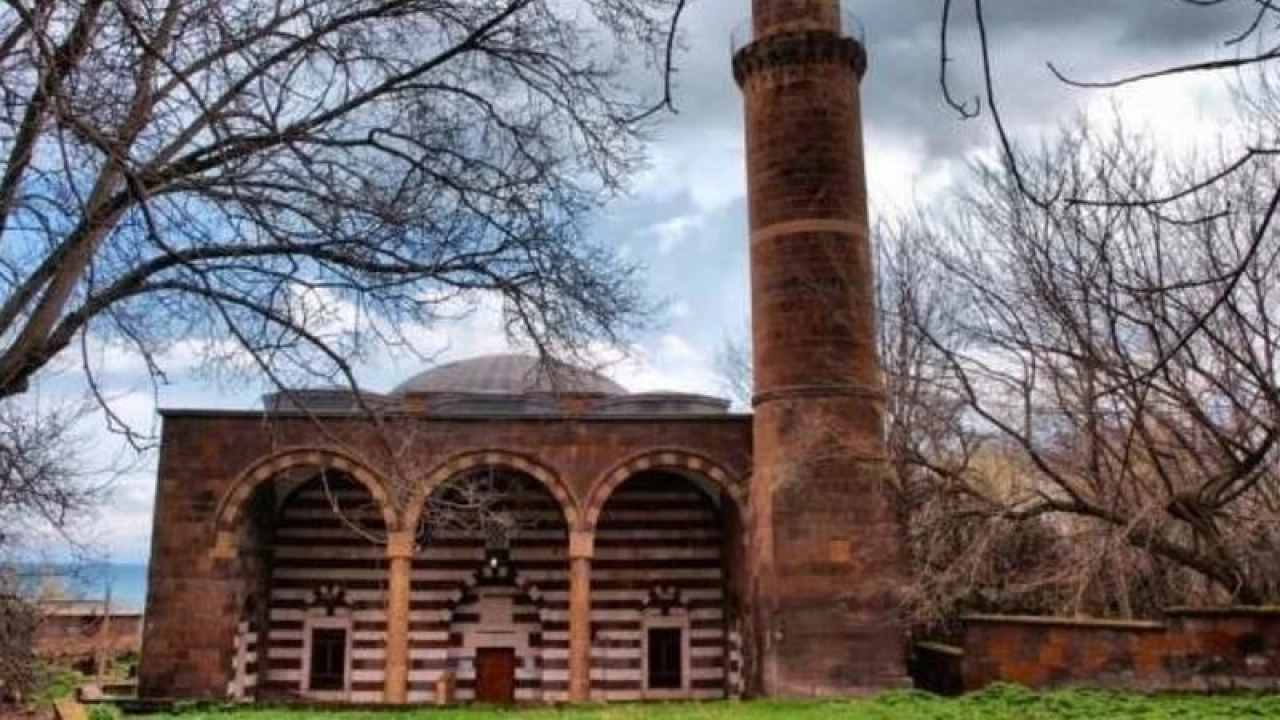 Artvin'in tarihi miras�: �skenderpa�a Camii ve T�rbeleri 