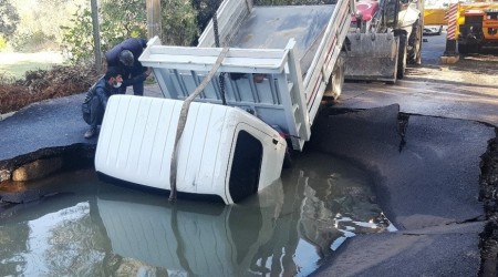 Asfalt patladı içine kamyonet düştü
