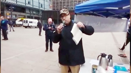 Aşırı sağcı lider Kur'an'ı yere attı
