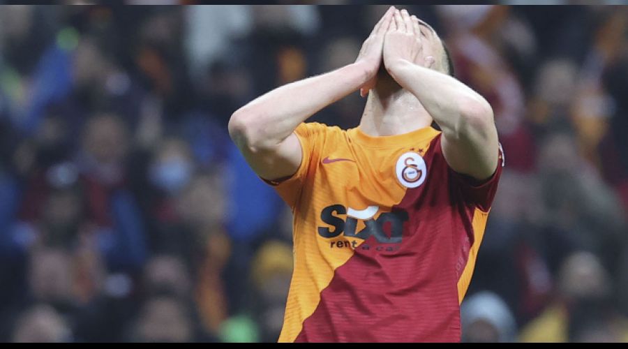 Aslan ateş çemberinden çıkamıyor