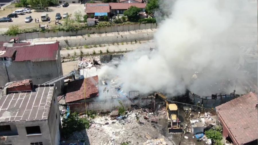 Ata�ehir'de ka��t toplay�c�lar�n�n karton deposunda yang�n