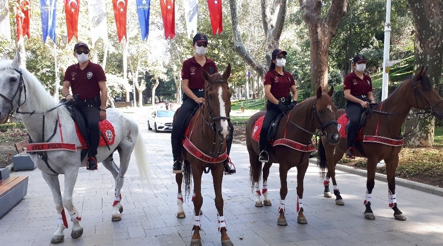 Atlı polisler Gülhane parkında
