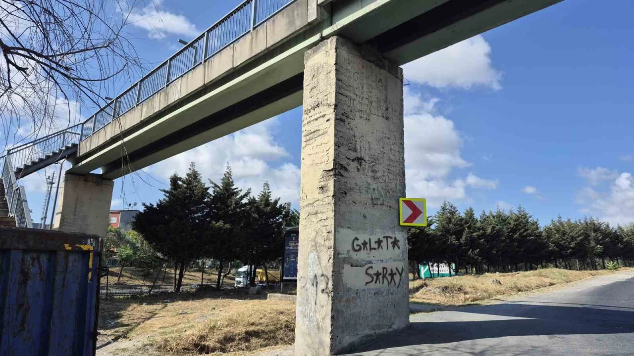 Avcılar'da beton parçaları dökülen köprü vatandaşı tedirgin ediyor