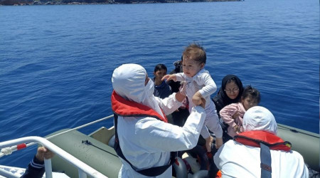 Ayvalık'ta iki operasyonda 64 kaçak göçmen yakalandı
