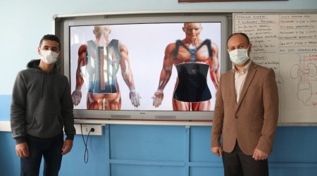 Babasının bel ağrıları üzerine tasarladığı aparatla ödül kazandı
