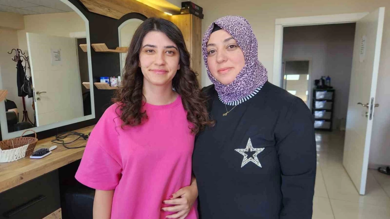 Babasının izinden, annesiyle birlikte yürüyor