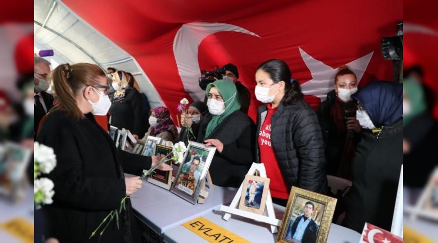 Bakan Pekcan, n�betteki ailelere ziyaret