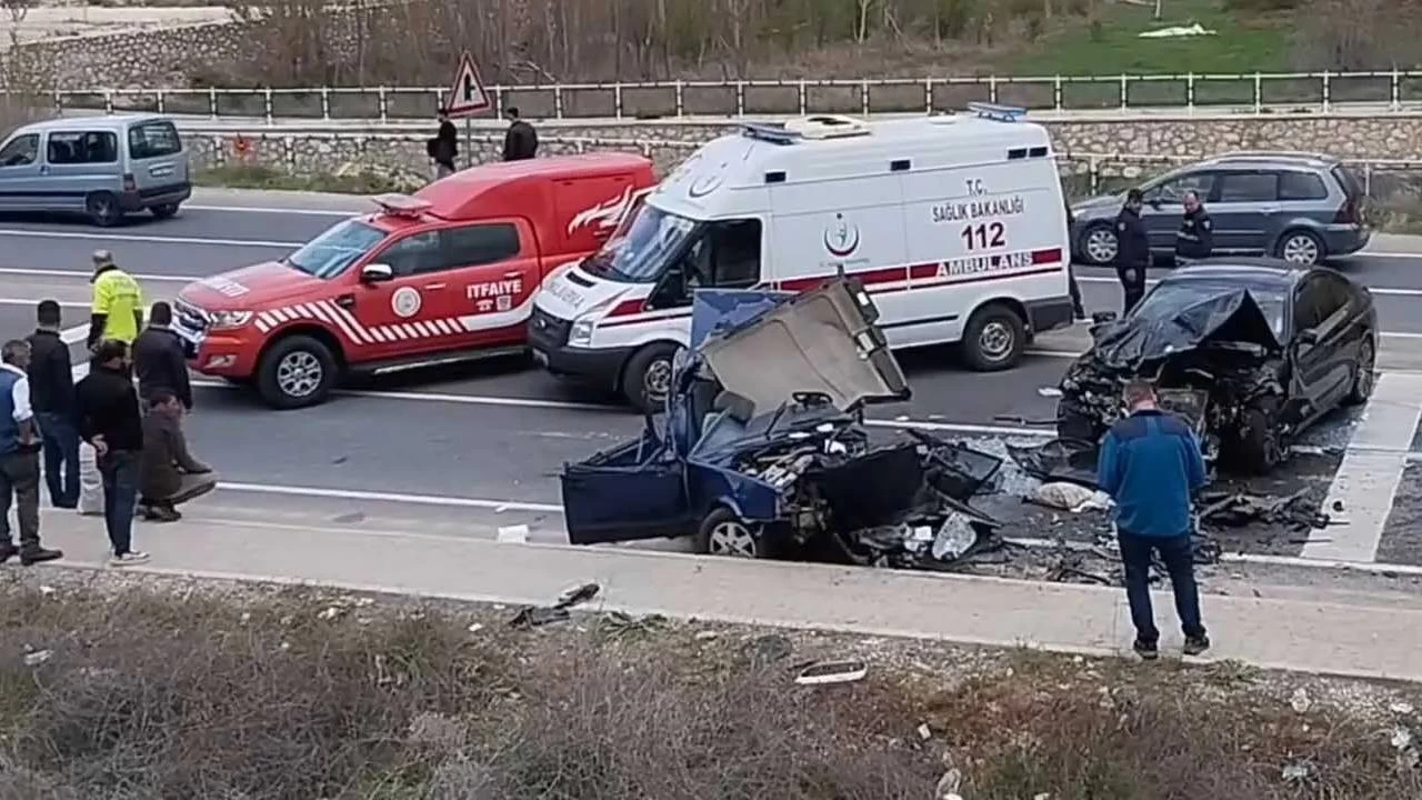 Bakan Yerlikaya: Bayram tatilindeki trafik kazalar�nda 75 ki�i hayat�n� kaybetti, 10 bin 810 ki�i yaraland�