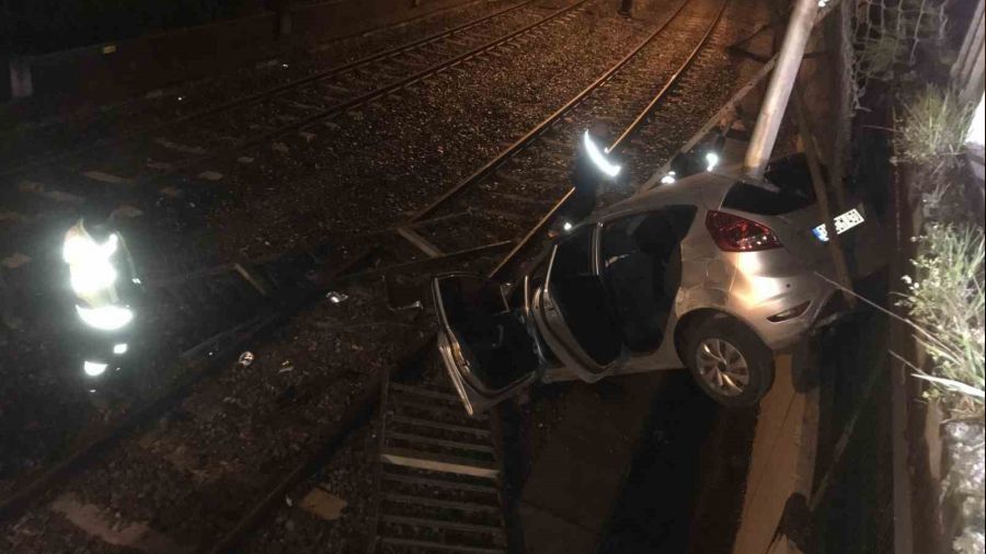 Bak�rk�y'de ara� metro yoluna u�tu: 2 yaral�