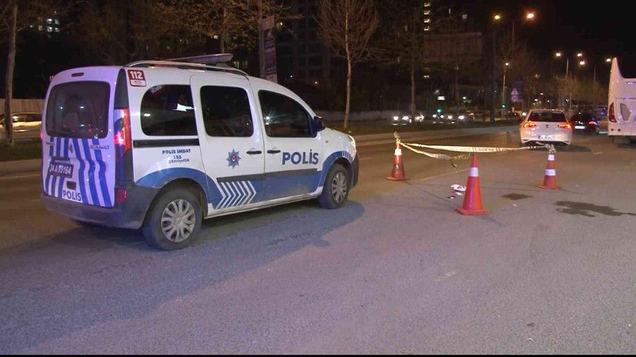 Bakrky'de gen bir kadn seyir halindeki otomobilden atlad